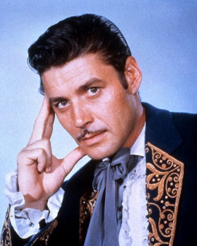Quel acteur a popularisé Zorro à la télévision dans la série des années 1950 ? 
