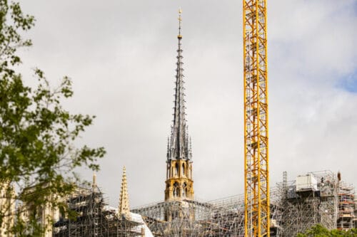 Que trouve-t-on au pied de la flèche de Notre-Dame de Paris, fruit de l'architecte Eugène Viollet-le-Duc ? 