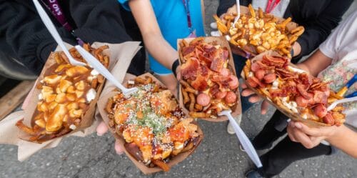 Quelle petite ville du Canada est associée au Festival de la Poutine qui se déroule chaque année ? 