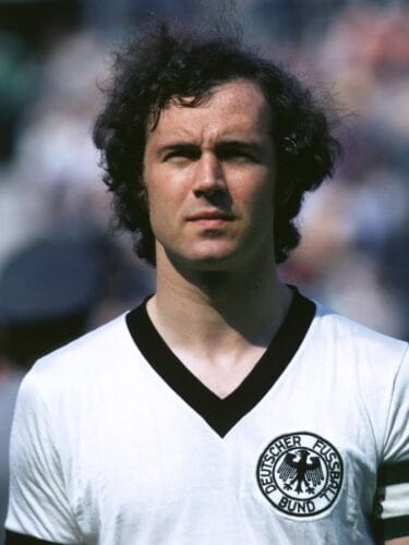 Qui est ce célèbre footballeur décédé en 2024 ? 