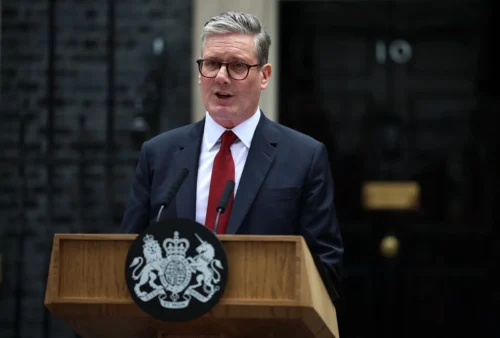 Quel est le nom du Premier ministre britannique entré en fonction le 4 juillet 2024 ? 