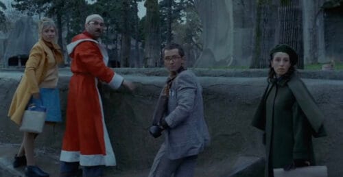 Qui est découpé en petits morceaux, emballé et offert en cadeaux aux animaux du zoo dans le film Le Père Noël est une ordure ? 