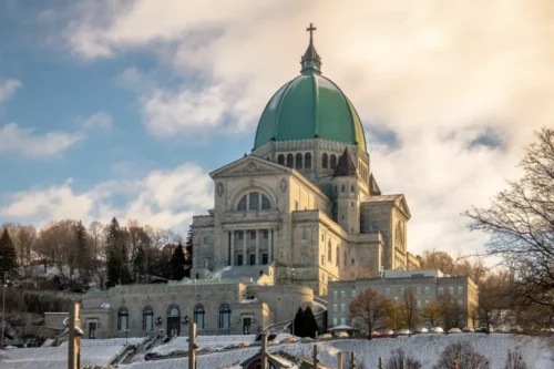 Dans quelle ville du Canada peut-on voir l'Oratoire Saint-Joseph, la plus grande église du pays ? 