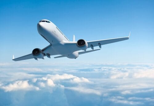En moyenne sur l'année 2023, combien de trajets en avion ont été enregistrés quotidiennement dans le monde ? 