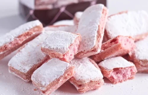 À quelle ville française associe-t-on le célèbre biscuit rose ? 