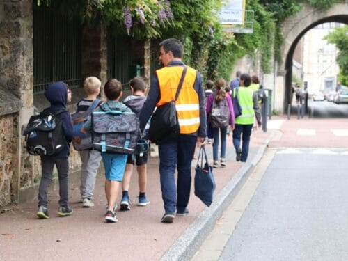 Comment appelle-t-on un service de ramassage scolaire à pied ? 