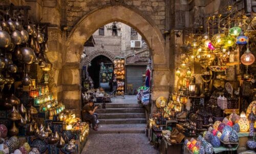 Dans quelle ville africaine peut-on déambuler dans le souk Khan El-Khalili ? 