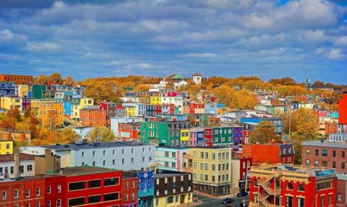 Dans quelle ville canadienne de Terre-Neuve-et-Labrador peut-on voir ces maisons colorées ? 