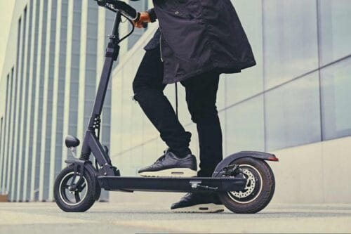 Une personne qui se déplace avec une trottinette est nommé un “trottinettiste”. Vrai ou faux ? 