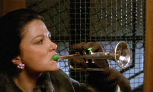 Quel est le nom de la femme qui reste bloquée dans l'ascenseur dans le film Le Père Noël est une ordure ? Madame Musquin