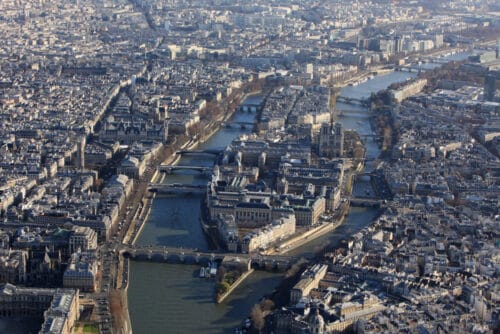 Quel est le nom de l'île sur laquelle est située Notre-Dame de Paris au milieu de la Seine ? 