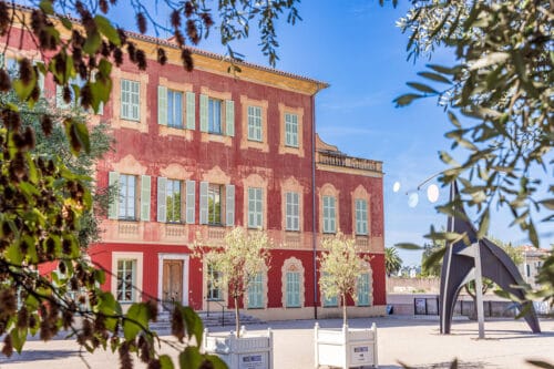 Quel peintre français possède un musée qui lui est entièrement consacré dans la villa des Arènes à Nice ? 