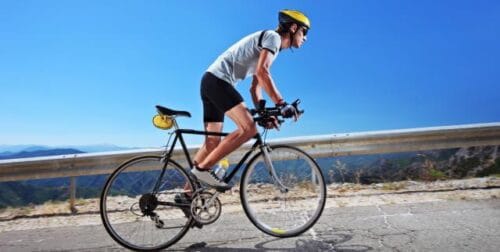 Dans quelle position se trouve ce cycliste ? 