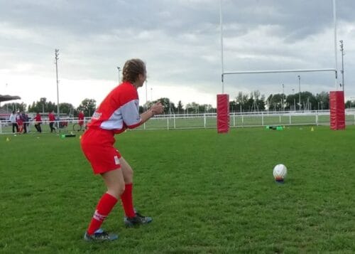 Quel terme utilise-t-on au rugby lorsqu’un joueur réussit le coup de pied entre les poteaux après un essai ? 