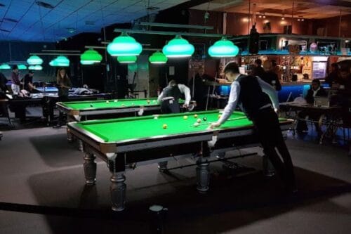 Au billard français, avec combien de billes jouons-nous ? 