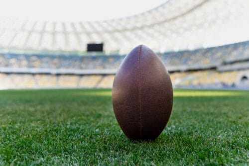 Un terrain de rugby est généralement plus long qu'un terrain de foot. Vrai ou faux ? 