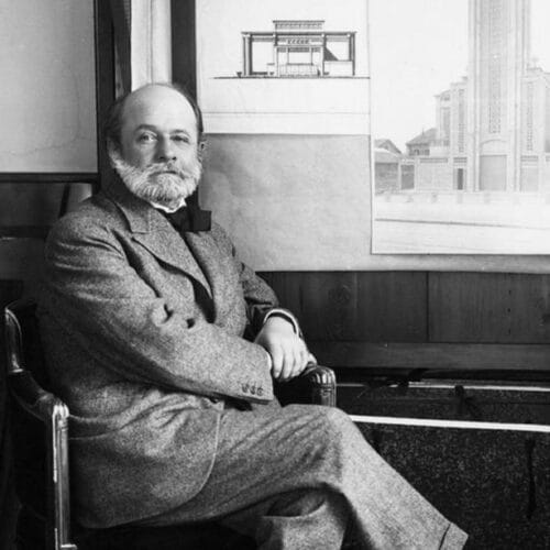 Quelle ville française possède un centre-ville en béton armé suite aux travaux architecturaux d’après-guerre d’Auguste Perret ? 