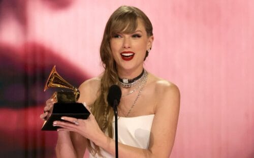 Taylor Swift est la première femme à avoir remporté 4 fois le prix de l’album de l’année aux Grammy Awards. Vrai ou faux ? 