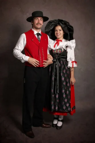 D'où proviennent ces costumes régionaux traditionnels ? 