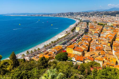 Quelle baie borde la ville de Nice ? 