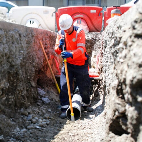 Quel est le nom de l’outil de bricolage utilisé par cet employé ? 