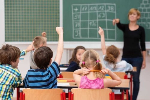 Qui a supprimé l'instruction religieuse dans les écoles publiques en France ? 