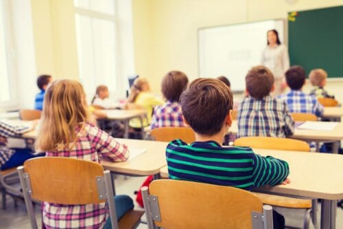 Les lois Charlemagne de 1881 et 1882 visent à rendre l'enseignement primaire gratuit, laïque et obligatoire pour tous les enfants âgés de 6 à 13 ans. Vrai ou faux ? 