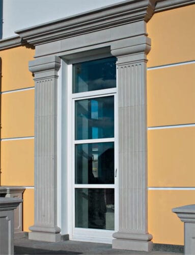 Quel nom est donné à l’ornement architectural qui se situe de part et d’autre de cette fenêtre ? 