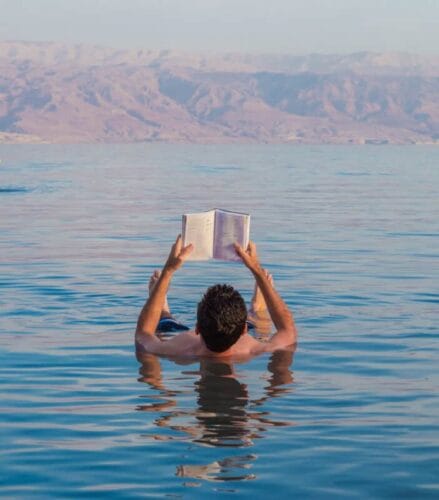 Quelle mer est si salée qu’on peut y flotter sans effort ? 