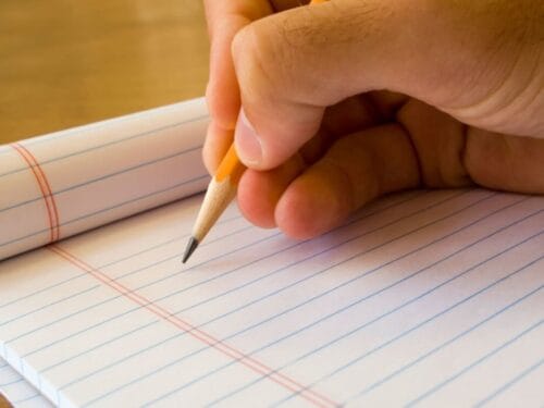 Lequel de ces prénoms peut être écrit en majuscules sur un papier, puis une fois la feuille pliée en 2 on obtient une symétrie ? 