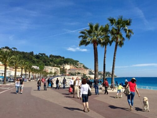 Comment s’appelle l’avenue qui longe le front de mer face à la baie des Anges à Nice ? 
