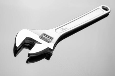 Quel autre nom est régulièrement donné à cet outil de bricolage aussi appelé “clé anglaise ? 