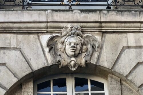 Comment s’appelle cet ornement architectural que l’on peut voir sur certaines façades de maison ? 