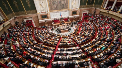 Comment s’appelle la salle dans laquelle débattent les députés de l’Assemblée nationale française ? 