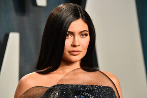 Avec quelle personnalité l'influenceuse Kylie Jenner, sœur de Kim Kardashian, est-elle en couple à partir de 2023 ? 