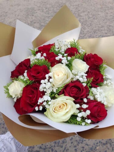 Quelle est la bonne orthographe de la phrase par rapport à la photo : “Le fleuriste a réalisé un bouquet de roses ________” ? 