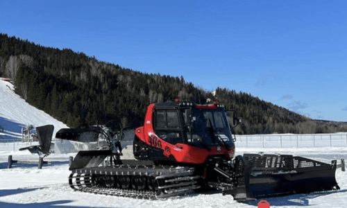Quel est le nom de ce type de machine utilisée en montagne pour pilonner et compacter la neige ? 