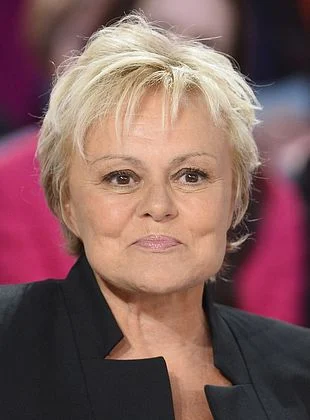 Avec quelle personnalité Muriel Robin a-t-elle été en couple dans les années 90 ? 