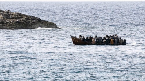 Quelle île italienne est connue pour être un lieu important où les migrants africains débarquent en Europe ? 