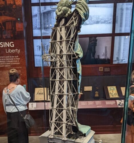 Qui a conçu la structure métallique principale de la statue de la Liberté ? 