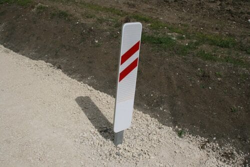 Quel élément est signalé par ce genre de balise à bandes rouges ? 