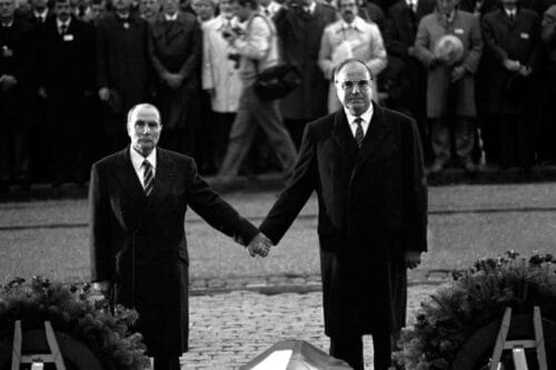 Quel chancelier allemand tient la main du président français François Mitterrand dans une photo symbolique de la réconciliation entre les deux pays après la Seconde Guerre mondiale ? 