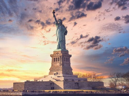 Le véritable nom de la statue de la Liberté est : “La liberté éclairant le monde”. Vrai ou faux ? 