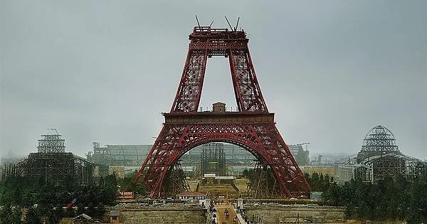 5 Infos que vous ignorez certainement à propos de la Tour Eiffel Photo recolorisée de la construction de la Tour Eiffel.