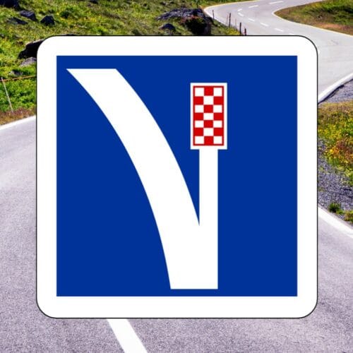 Ce panneau indique la présence d'une sortie vers une aire de repos sur autoroute. Vrai ou faux ? 