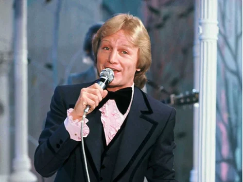 Avec quelle chanteuse des années 60 Claude François a-t-il eu une relation publique pendant plusieurs années ? 