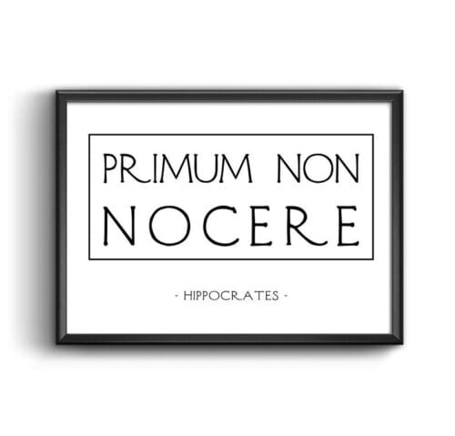 Quelle est la signification de la locution latine “Primum non nocere” considérée comme la première devise des médecins ? 