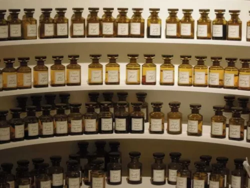 En parfumerie, laquelle de ces appellations est utilisée pour désigner un liquide avec la plus forte concentration en essences ? 