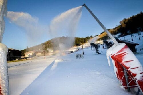 La neige artificielle dans les stations de ski a tendance à polluer les sols de montagne. Vrai ou faux ? 