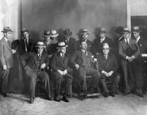 Sous quel nom est aussi connue la mafia italienne de la ville de Naples ? 